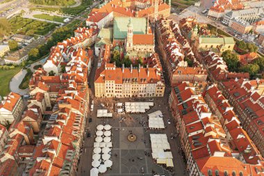 Polonya, Varşova 'daki pazar meydanı. Avrupai arka planda seyahat