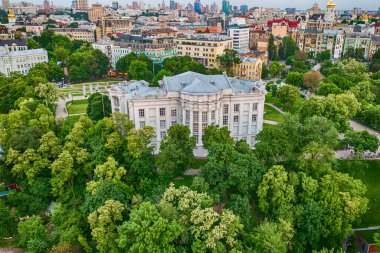 Ukrayna 'nın başkenti Kyiv' deki tarihi müzenin günbatımında havadan görünüşü. Seyahat hedef arkaplanı