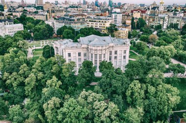 Ukrayna 'nın başkenti Kyiv' deki tarihi müzenin günbatımında havadan görünüşü. Seyahat hedef arkaplanı