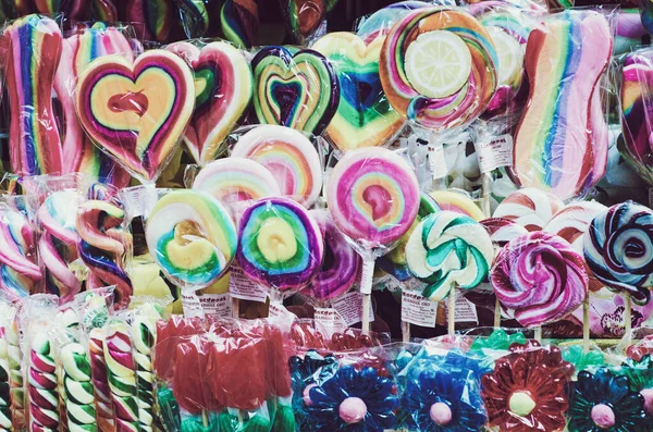 很多丰富多彩的甜 Lolipops 在街头集市 — 图库照片