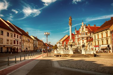 Maribor 'un tarihi şehir merkezindeki Veba Anıtı ve Ana Meydan