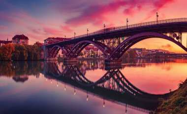Maribor şehrinin güzel manzarası, Slovenya, gün doğumunda, nehir, köprü ve dramatik gökyüzü. Açık havada dolaşın..