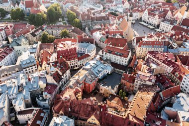 Tallinn Eski Kasabası 'nın havadan görünüşü. Estonya 'nın başkentinin merkezine yukarıdan bak. Seyahat hedefi kavramı