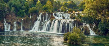 Hırvatistan 'daki Krka Ulusal Parkı' ndaki muhteşem şelalelerin panoramik manzarası, güzel manzara, seyahat eğlencesi, yaz turistik konsepti