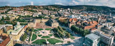 Almanya 'nın Stuttgart kentindeki ünlü Schlossplatz' ın hava panoramik görüntüsü.