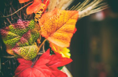 Yapay dekoratif sonbahar yaprakları - tatil mevsimsel dekorasyon arka planı