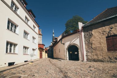 Eski kasabada bir sokak. Tallinn, Estonya. Seyahat Kuzey konsepti