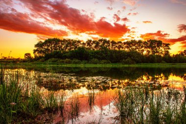 Günbatımında nehirle güzel bir yaz manzarası