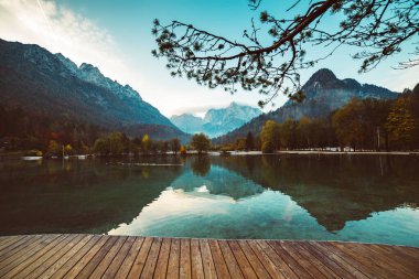 Jasna gölü, dağların güzel yansımaları ve ahşap iskele. Triglav Ulusal Parkı, Slovenya
