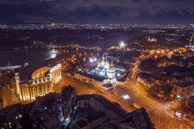 Kyiv şehir merkezinin hava gece görüşü. Kiev. Aziz Michaels Altın Kubbeli Manastır ve Katedral Aydınlanmış