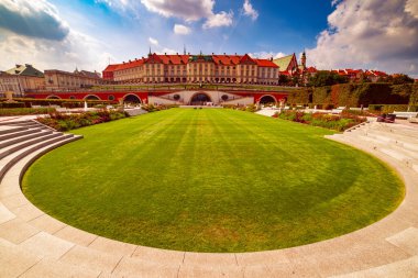 Varşova 'daki kraliyet şatosunun yakınındaki bahçe manzarası. King Palace Parkı, turist eğlencesi. Seyahat arkaplanı