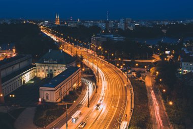 Polonya 'da geceleyin Varşova şehri. Başkentin trafik manzarası. Seyahat hedef arkaplanı
