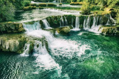 Hırvatistan 'daki Krka Ulusal Parkı' nda inanılmaz şelaleler, güzel manzaralar, gezi eğlencesi, yaz turistik konsepti