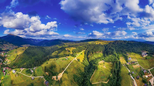 Karpat Dağları yaz manzarası mevsimsel doğal arka plan yeşil tepeler, mavi gökyüzü ve beyaz bulutlar. Panoramik görünüm