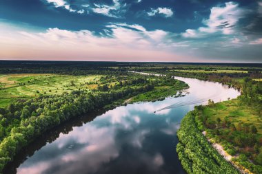 Kırsal yaz günbatımı manzarası nehir ve dramatik renkli gökyüzü, doğal arka plan, hava manzarası
