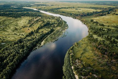 Kırsal yaz günbatımı manzarası nehir, doğal arka plan, hava manzarası