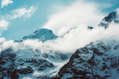 Kışın Polonya 'da Morskie Oko veya Sea Eye Gölü yakınlarındaki dağ zirveleri. Doğal mevsimlik arka plan, Avrupa Tatraları
