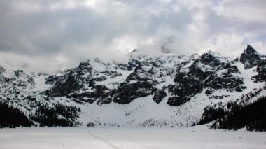 Donmuş Morskie Gölü ya da kışın Polonya 'da Sea Eye Gölü. Doğal mevsimlik arka plan, ünlü turistik yer, Timelapse 4k video