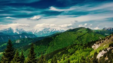 Triglav dağları üzerindeki bulut gölgelerinin zamanlaması - yeşil ormanlı Golica dağının manzarası - 4k video