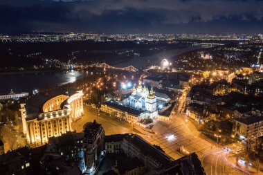 Kyiv şehir merkezinin hava gece görüşü. Kiev. Aziz Michaels Altın Kubbeli Manastır ve Katedral Aydınlanmış