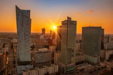 Kültür ve Bilim Sarayı açısından Varşova 'nın modern iş bölgesine gece bakışı