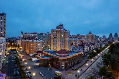 Kyiv şehrinin Obolon bölgesinin gece görüş alanında. Uçan İHA kamera görüntüsü.