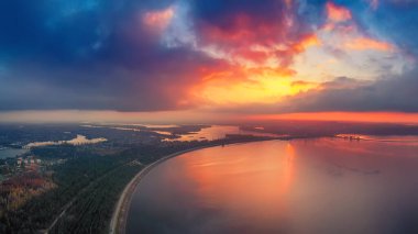 Vyshgorod, Ukrayna 'daki Kyiv denizi üzerinde dramatik renkli günbatımı, seyahat geçmişi. İHA 'dan büyük panorama