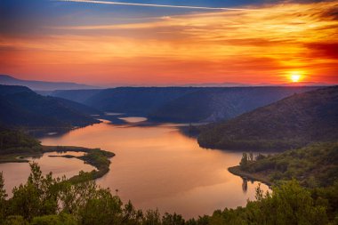 Hırvatistan 'ın milli parkındaki Krka nehrinde şaşırtıcı gün doğumu, güzel manzara, gezi eğlencesi, yaz turistik konsepti