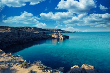 Yalı kayalar, lagün ve mavi su, doğal açık hava tatil arka plan