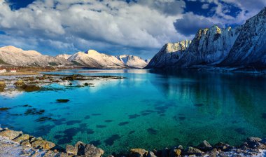 Kuzey Norveç 'teki Lofoten Adaları' nda karlı dağlarla güzel kış gölü manzarası