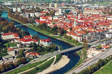 Slovenya 'daki Celje kentinin havadan görüntüsü. Kırmızı çatılar, nehir ve köprü. Dış seyahat arka planı.