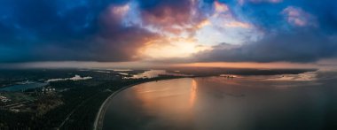 Vyshgorod, Ukrayna 'daki Kyiv denizi üzerinde dramatik renkli günbatımı, seyahat geçmişi. İHA 'dan büyük panorama