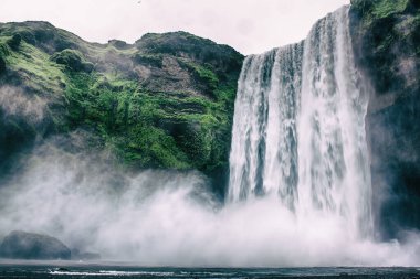 İzlanda 'da Scogafoss şelalesi. Yaz seyahati İskandinav konsepti. Doğal İzlanda arkaplanı.