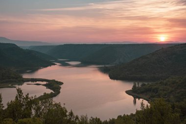 Hırvatistan 'ın milli parkındaki Krka nehrinde şaşırtıcı gün doğumu, güzel manzara, gezi eğlencesi, yaz turistik konsepti