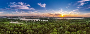 Kiev 'de kırsal yaz günbatımı Dnipro nehri ve dramatik renkli gökyüzü, doğal arka plan, hava manzarası. İnanılmaz mevsimsel manzara manzarası