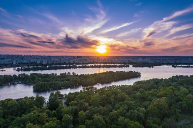 Kiev 'de kırsal yaz günbatımı Dnipro nehri ve dramatik renkli gökyüzü, doğal arka plan, hava manzarası. İnanılmaz mevsimsel manzara