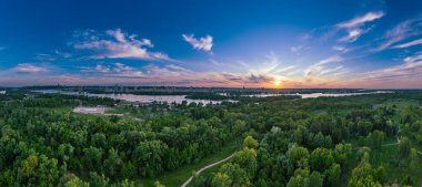 Kiev 'de kırsal yaz günbatımı Dnipro nehri ve dramatik renkli gökyüzü, doğal arka plan, hava manzarası. İnanılmaz mevsimsel manzara manzarası