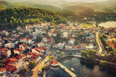 Yunanistan 'ın Chalkidiki kentindeki Neos Marmaras' ın hava manzarası. Yunanistan 'ın güzel şehri ve limanı ile mevsimlik seyahat manzarası