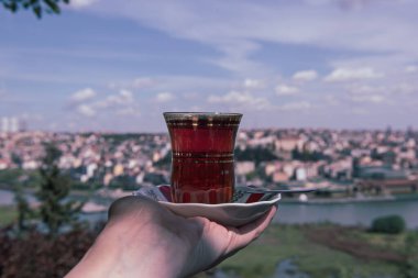İstanbul ve Türkiye 'nin manzarasına karşı bir fincan geleneksel Türk çayı