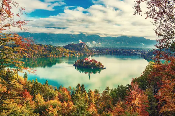 Blick Auf Die Mariä Himmelfahrt Kirche Bleder See Slowenien Herbst Stockbild