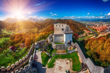 Slovenya 'nın Celje şehrindeki ortaçağ kalesi. Açık hava turistik geçmişi