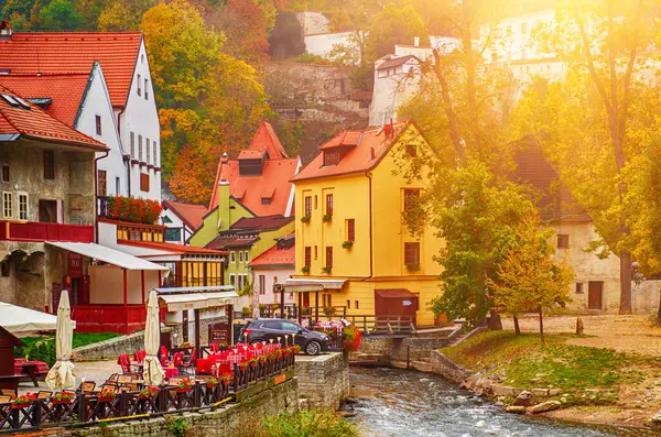 チェスキー クルムロフ 有名なチェコの歴史的な美しい町で 街の川とカラフルな建物や秋の木々と美しい秋の通りをご覧ください 旅行ヨーロッパの背景 ストック画像