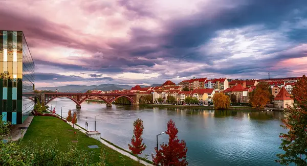 Gyönyörű Kilátás Maribor Város Szlovénia Napkeltekor Folyó Drámai Utazás Szabadtéri Stock Kép