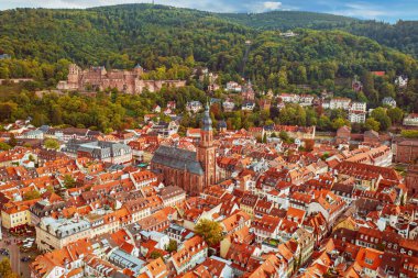 Hava manzaralı ve güzel Heidelberg şehri, Almanya. Heidelberg kasabası ünlü Karl Theodor eski köprüsü ve Heidelberg kalesi.