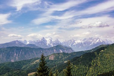Triglav dağları üzerindeki bulut gölgeli manzara - yeşil ormanlı Golica dağından manzara - yaz mevsiminde seyahat kavramı