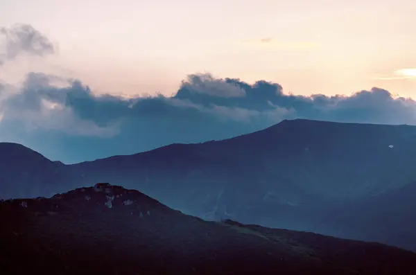 카르파티아의 꼭대기와 구름의 추상적 경사도 파란색의 스러운 스톡 사진