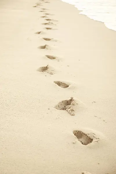 Lábnyomok Homokban Naplementekor Gyönyörű Homokos Trópusi Strand Tengeri Hullámokkal Lépések Stock Kép