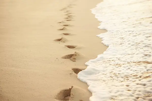 Fußabdrücke Sand Bei Sonnenuntergang Schöner Tropischer Sandstrand Mit Meereswellen Schritte Stockfoto