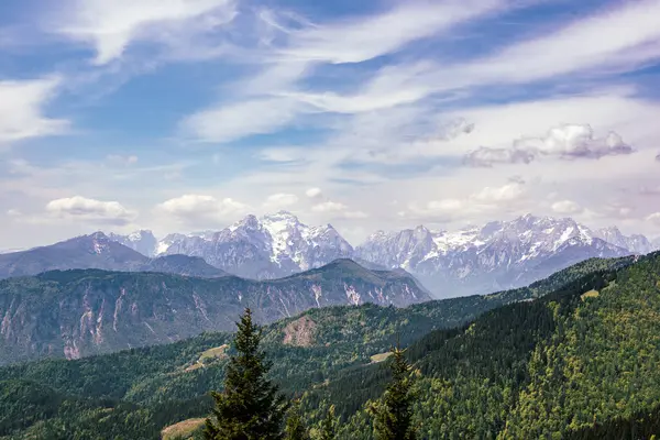 Triglav 너머로 그림자가 여름철의 개념이 Golica 산에서 바라본 스톡 사진