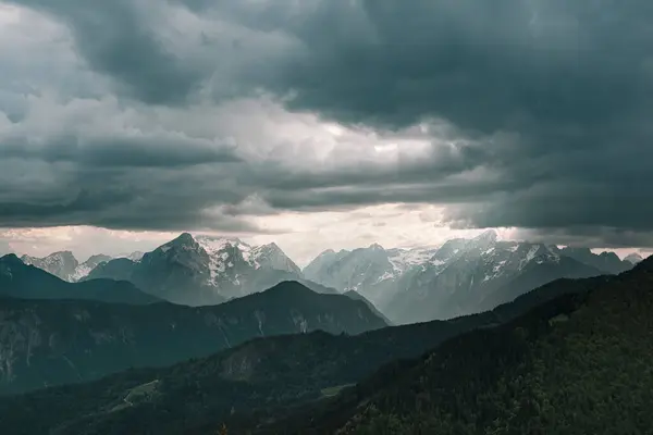 Sommerlandschaft Mit Dramatisch Dunklem Wolkenverhangenem Himmel Über Dem Triglav Gebirge lizenzfreie Stockfotos